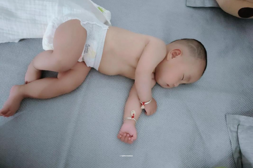 攸县三个月宝宝抬头不稳